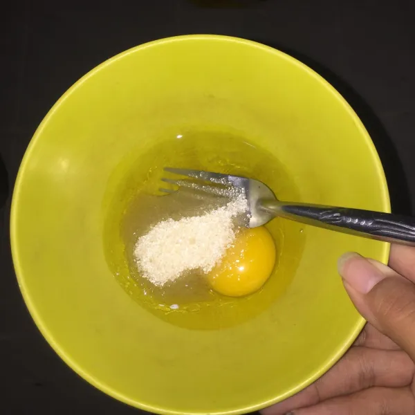Kocok lepas telur dan gula.