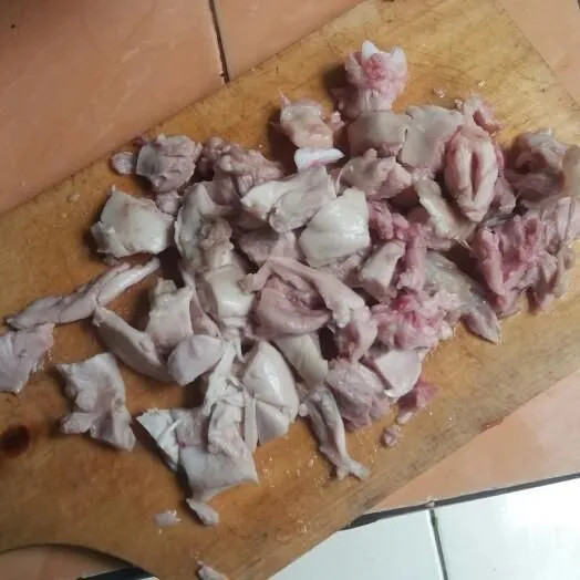 Potong-potong daging ayam yang telah dimasak sebelumnya.