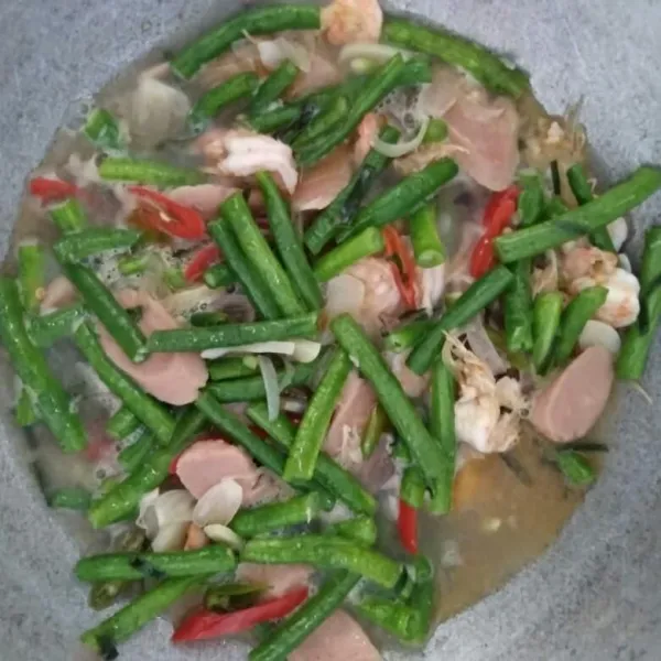 Tambahkan gula, garam, lada bubuk, dan saus tiram. Aduk rata, masak sebentar. Angkat dan sajikan.