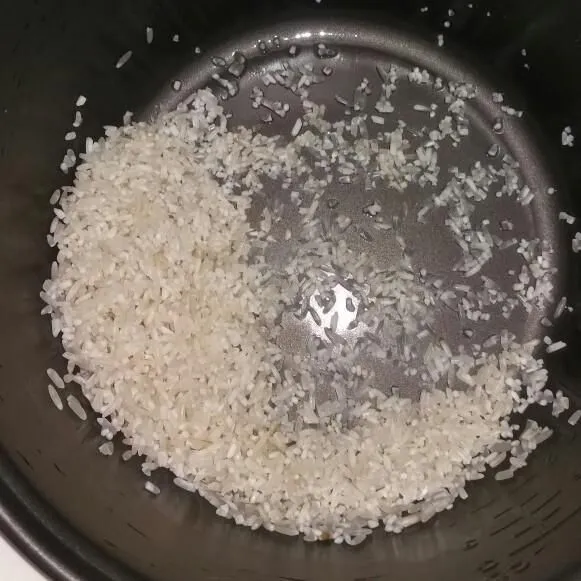 Cuci bersih beras, kemudian masak.
