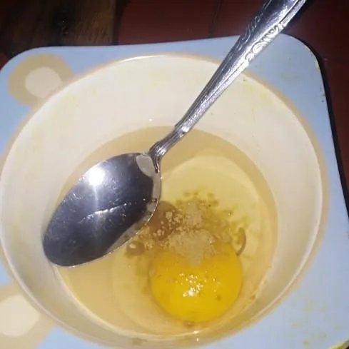 Kocok bahan celupan.