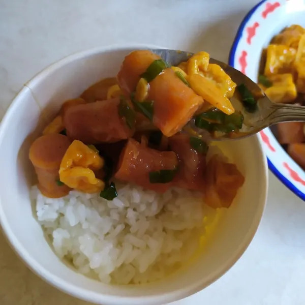 Siapkan nasi hangat dalam box, lalu tata lauk diatasnya. Hias sesuai selera. Selamat mencoba!