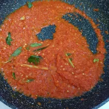 Panaskan secukupnya minyak goreng, masukkan bumbu halus dan bumbu cemplung. Aduk rata dan tumis hingga bumbu matang.