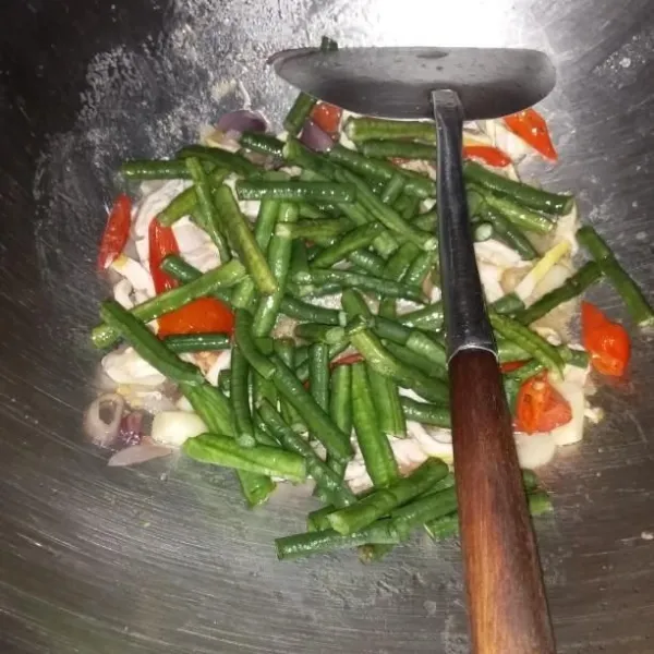 Masukkan kacang panjang, masak hingga layu.