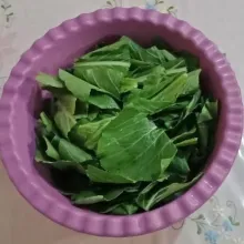 Sawi dipotong-potong, dicuci bersih.