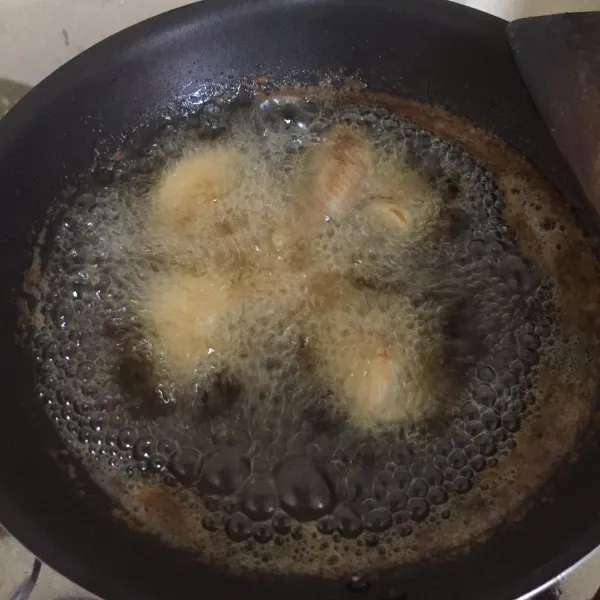Panaskan minyak lalu goreng ayam dengan api kecil sampai matang lalu tiriskan dari minyak.