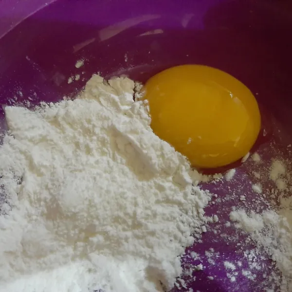 Campurkan telur dan tepung maizena.