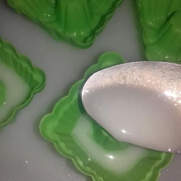 Tuang 1 sdm puding susu dalam cetakan putu ayu, biarkan set.