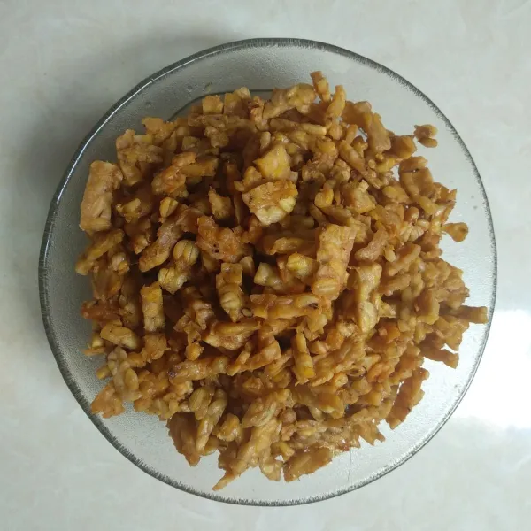 Goreng tempe hingga kering.