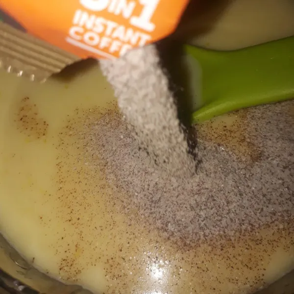 Tambahkan kopi instan dan vanila. Aduk sampai larut sempurna.