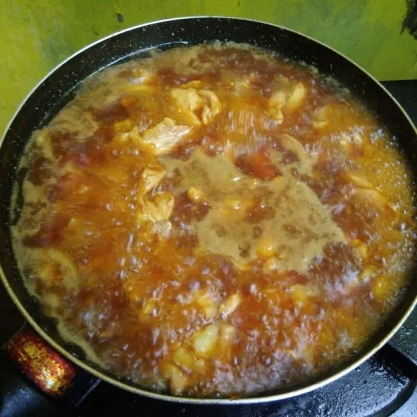 Masukkan air, lada bubuk, garam kaldu, dan kecap. Koreksi rasa, masak hingga ayam matang. Angkat dan sajikan.