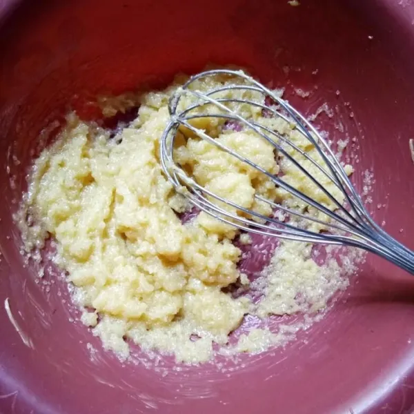Aduk margarin, gula pasir dan minyak goreng hingga rata.