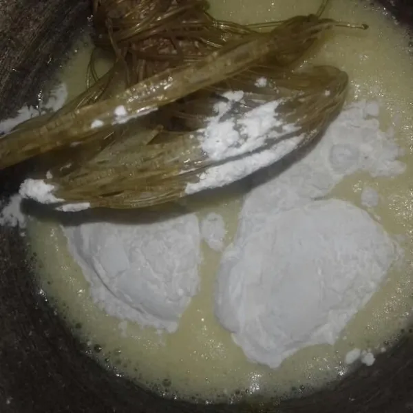 Lalu masukkan tepung terigu, tepung kanji, soda kue, dan baking powder, aduk rata.