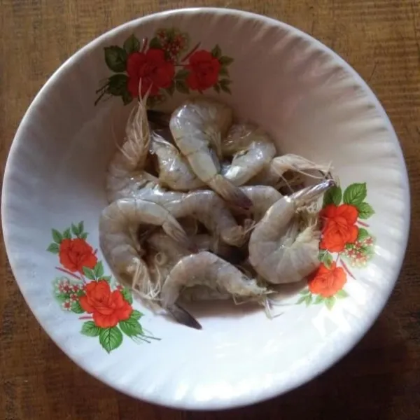 Buang kepala udang, belah bagian punggung bersihkan kotorannya lalu cuci bersih.