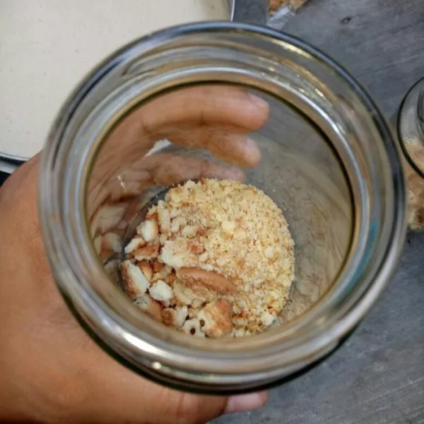 Tata di dalam cetakan biskuit yang telah dihancurkan secukupnya.