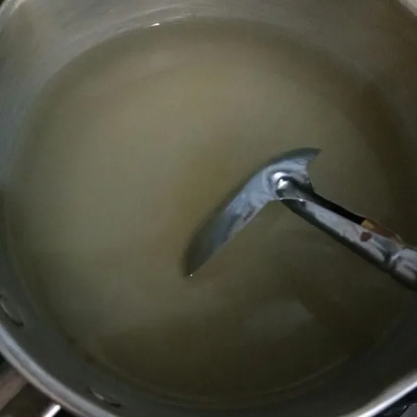 Masukkan ke dalam panci: 1 sachet agar-agar plain, 3 sdm gula pasir, dan 700 ml air, aduk rata. Masak hingga mendidih, angkat dan tunggu uap panasnya hilang.