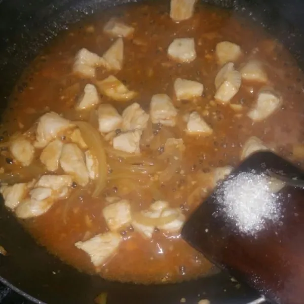 Tambahkan gula pasir, masak sampai matang dan bumbu meresap.
