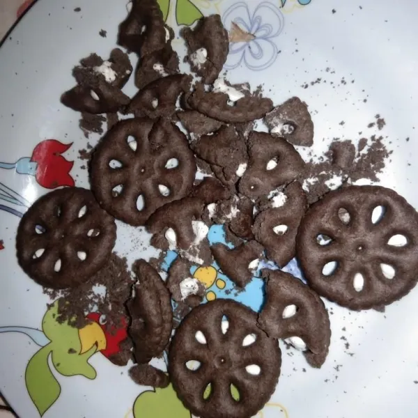 Haluskan 5 buah oreo lalu sisihkan.