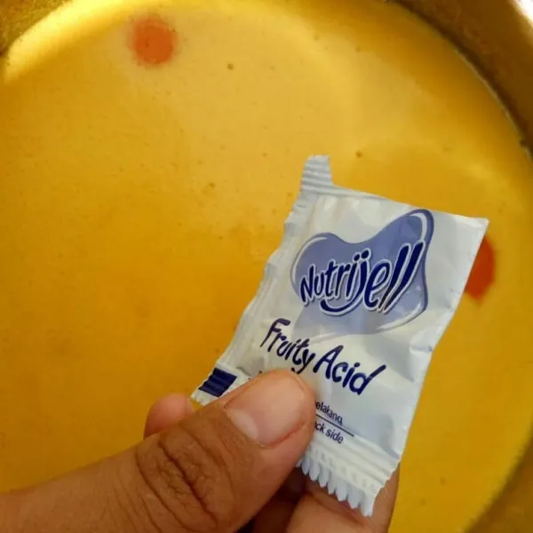 Setelah mendidih, matikan api, tunggu uap panas hilang lalu masukkan fruit acid, lalu di aduk lagi.