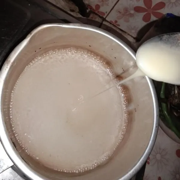 Masukkan 2 sdm susu kental manis putih lalu ratakan.