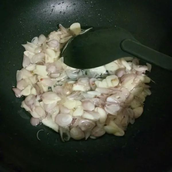 Panaskan minyak goreng, tumis bawang merah, dan bawang putih hingga harum.