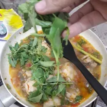 Masukkan daun kemangi dan tunggu hingga ayam matang serta air agak menyusut.