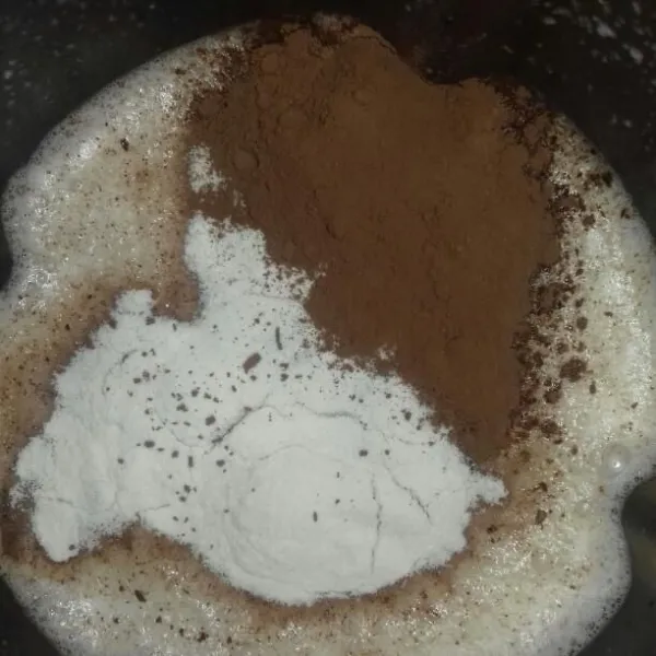 Lalu masukkan bubuk agar-agar dan bubuk cokelat. Blender lagi hingga tercampur rata.