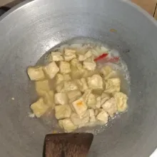 Masukkan air dan tahu, masak hingga mendidih.