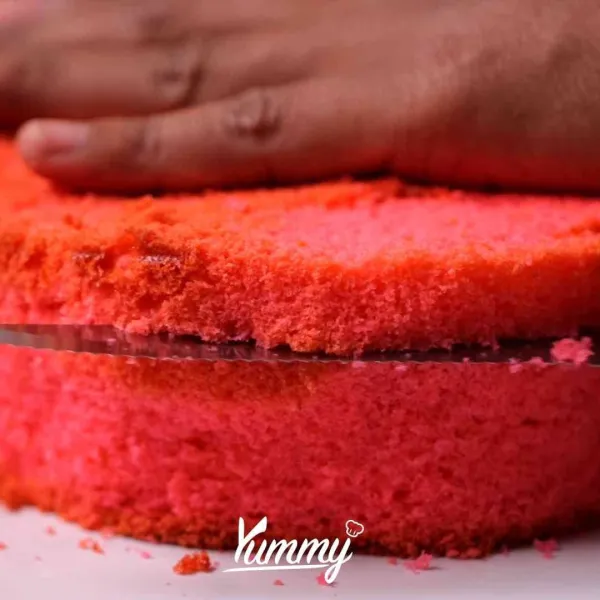 Campurkan adonan telur pertama dengan putih telur yang sudah mengembang. Setelah itu bagi menjadi dua bagian untuk rasa coklat dan original.