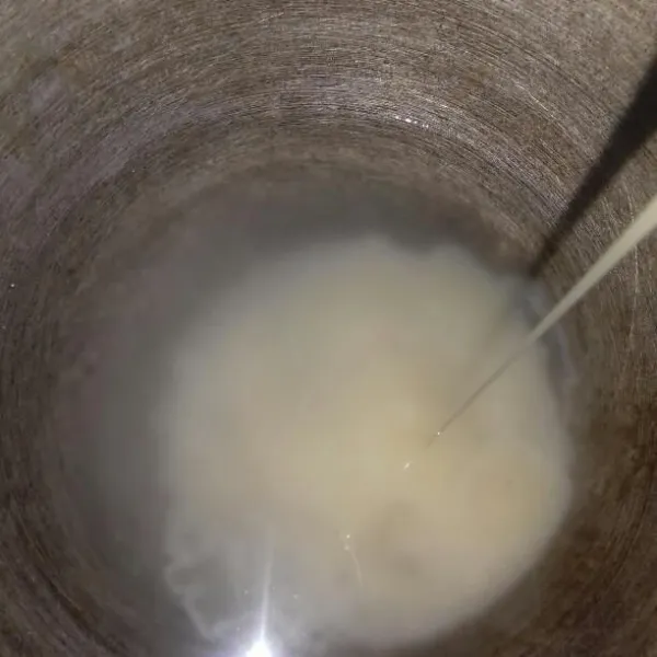 Lalu masukkan 200 ml air dan susu kental manis, campurkan dan masak hingga mendidih.