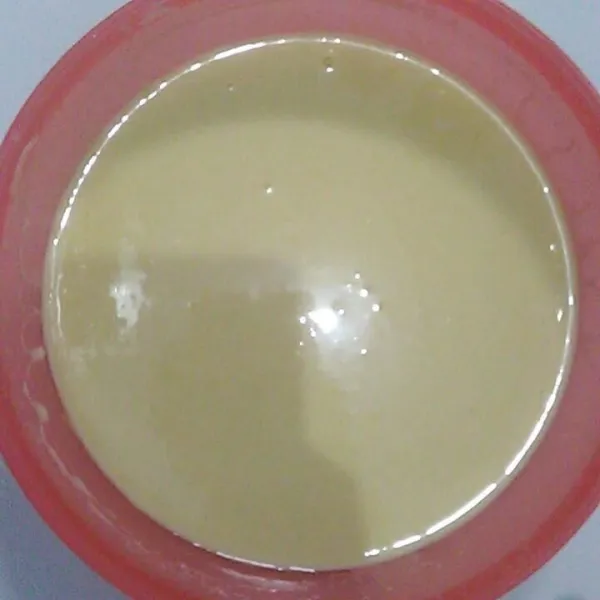 Masukkan santan, aduk sampai tercampur rata dan tidak bergerindil.