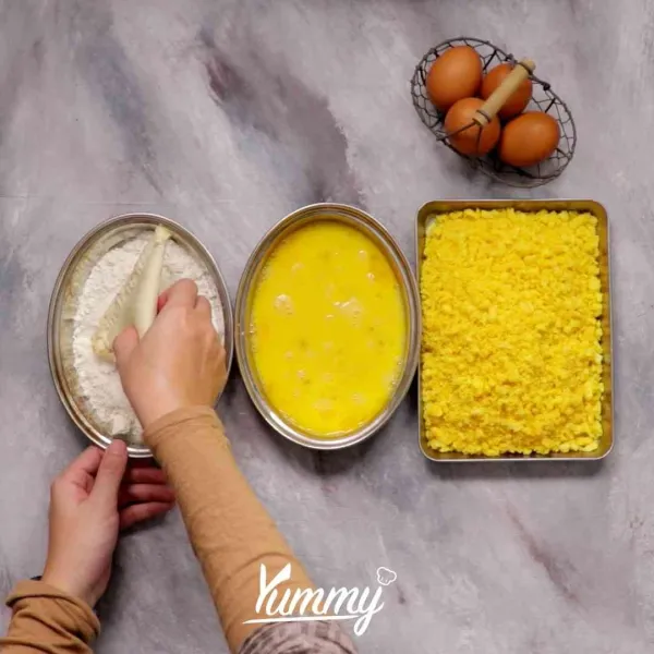 Celupkan roti pada tepung terigu, telur, dan cheetos. Lakukan hingga roti habis.