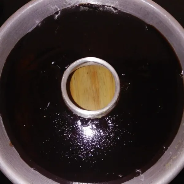 Setelah uap panasnya menghilangkan tuang lapisan coklat diatas lapisan kuning menggunakan centong sayur, biarkan dingin dan set.
