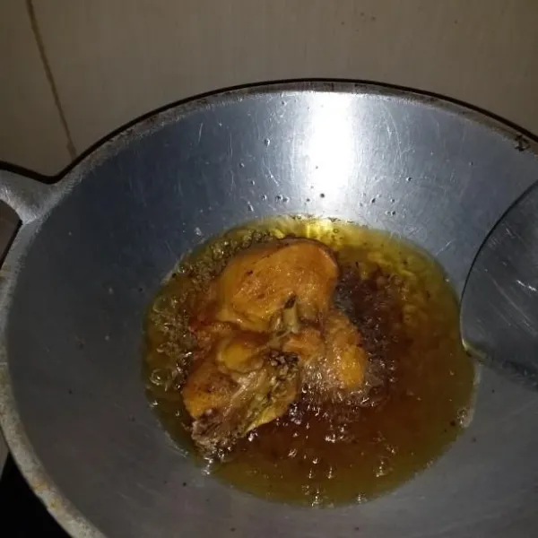 Goreng ayam hingga berwarna keemasan. Angkat dan tiriskan.