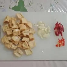 Potong dadu tahu, goreng. Geprek bawang putih lalu iris serong tipis cabai.