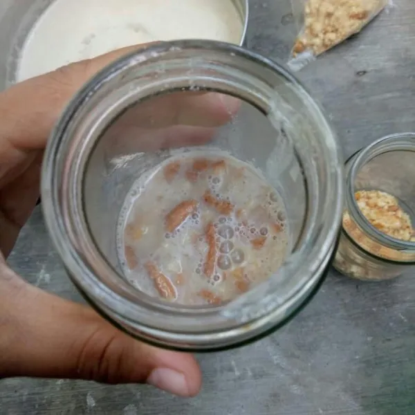 Kemudian siram dengan puding panas dan biarkan sampai set / mengeras.