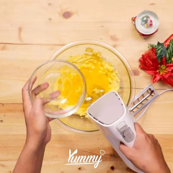 Setelah itu tambahkan kuning telur ke dalam kocokan mentega aduk terus dengan menggunakan mixer kecepatan rendah hingga tercampur rata.