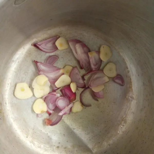 Tumis bawang merah dan bawang putih sampai harum.