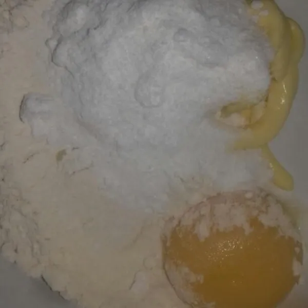 Campurkan gula halus, kuning telur, tepung terigu, dan mentega.