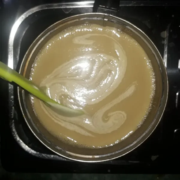 Rebus larutan custard sampai meletup dan mendidih. Angkat dan biarkan sampai dingin.