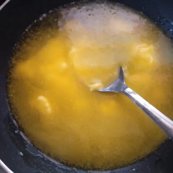 Campur minyak dengan mentega, lelehkan, aduk rata, biarkan agak dingin.