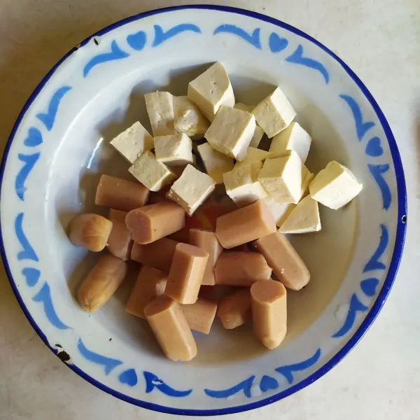Potong-potong sosis dan tahu sesuai selera.