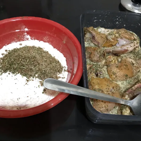 Campurkan tepung terigu dan sisa bumbu campuran tadi. Tambahkan garam kaldu dan lada sesuai selera yang diinginkan, lalu balurkan ke ayam yang telah dimarinasi. Baluri ke ayam sebanyak 2x ya, setelah diberi tepung, celup lagi ke bumbu marinasi tadi, lalu baluri dengan tepung sekali lagi sambil diremas-remas agar tepung keriting dan lebih krispy.