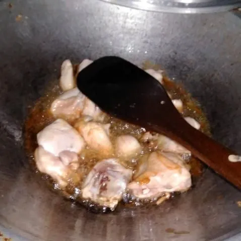 Goreng dada ayam hingga kecoklatan, angkat dan tiriskan.