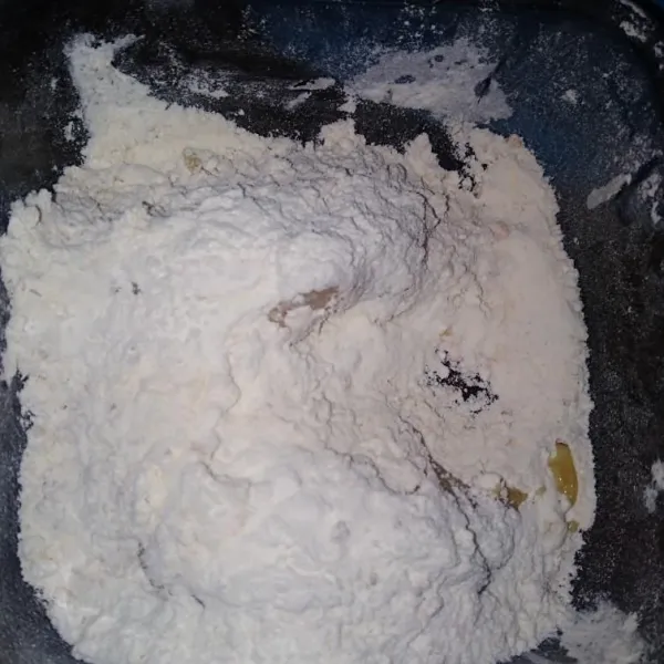 Gulirkan pada bahan kering, lakukan pengulangan penepungan agar di dapat yang lebih tebal.