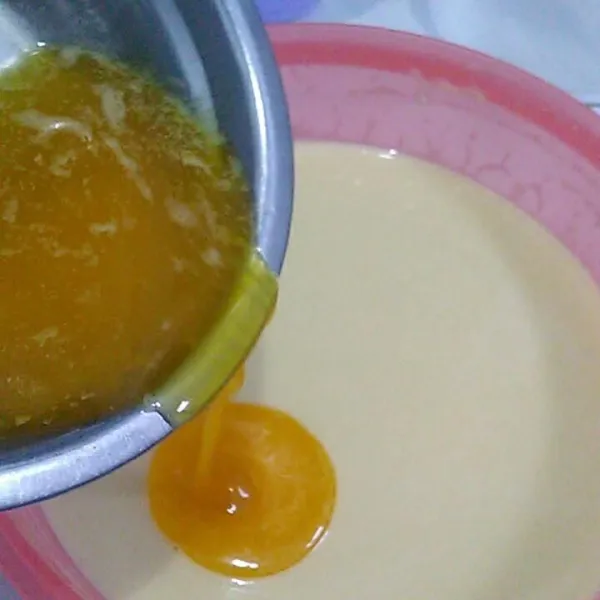 Tambahkan margarin, aduk rata, kemudian tutup dengan lap bersih. Diamkan selama 1 jam.
