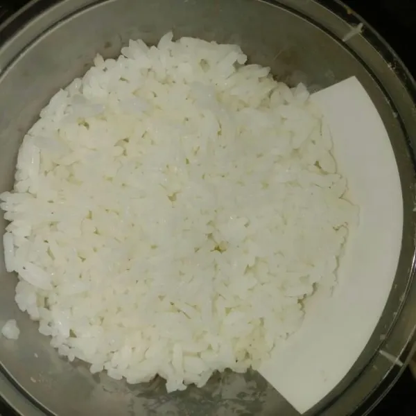 Masukkan nasi dalam kotak.