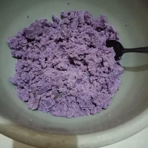 Kukus ubi ungu hingga matang lalu hancurkan menggunakan garpu.