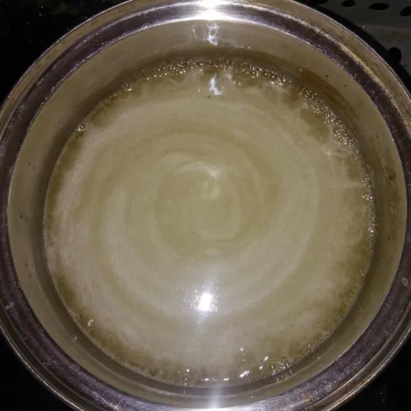 Dalam panci masukkan semua bahan lapisan bening kemudian aduk rata, kemudian masak sambil terus diaduk hingga mendidih dan matang.