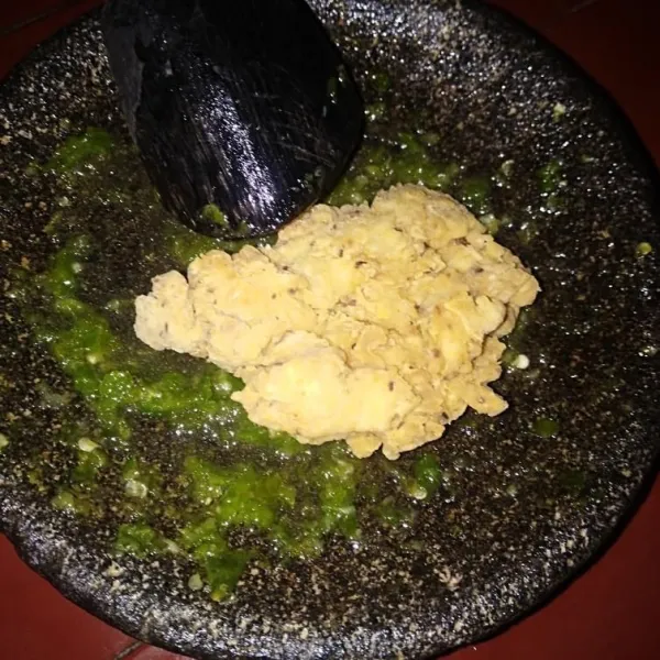 Geprek ayam pada sambal ijo. Ayam geprek sambal ijo ala ayam geprek terdekat siap disajikan.